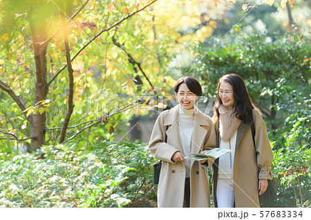 旅行 女性 秋 紅葉 親子 観光イメージ 旅行 女性 秋 紅葉 親子 観光イメージ 57683334