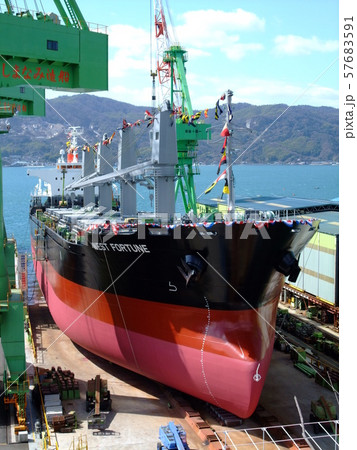 しまなみ海道 伯方島 造船所ドック内のばら積み貨物船 57683591