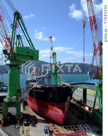 しまなみ海道 伯方島 造船所ドック内のばら積み貨物船 57683592