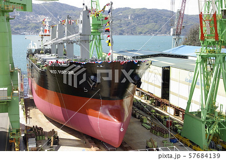 しまなみ海道 伯方島 造船所ドック内のばら積み貨物船 57684139