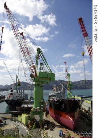 しまなみ海道 伯方島 造船所ドック内のばら積み貨物船 57684141