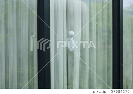 窓越しのテルテル坊主 窓越しのテルテル坊主 57684576