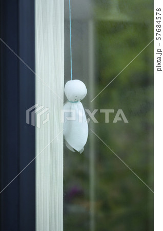 窓越しのテルテル坊主 窓越しのテルテル坊主 57684578