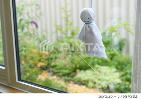 窓辺のテルテル坊主 窓辺のテルテル坊主 57684582