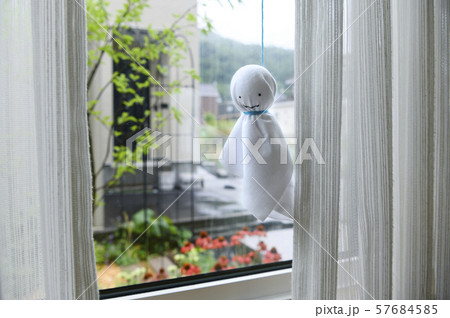 窓辺のテルテル坊主 窓辺のテルテル坊主 57684585
