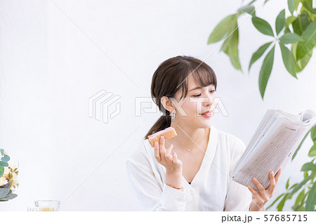 ビジネスウーマン　朝食　新聞 57685715