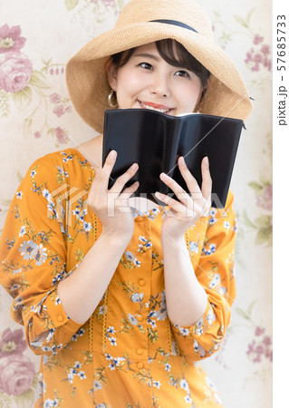 女性 ライフスタイル 読書 女性 ライフスタイル 読書 57685733