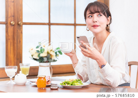 ビジネスウーマン　朝食　スマホ 57685810
