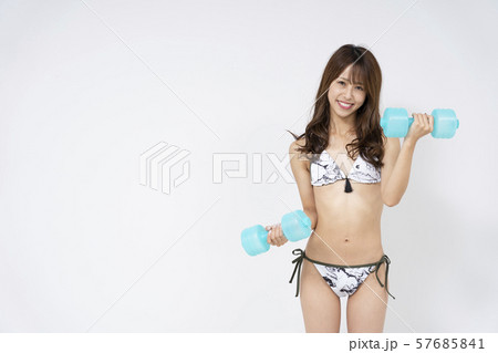 水着でトレーニングする女性 57685841