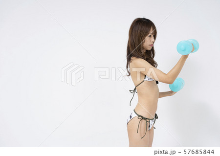 水着でトレーニングする女性 57685844