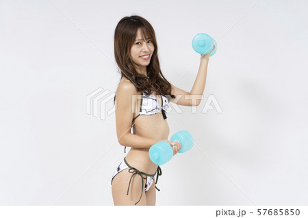 水着でトレーニングする女性 水着でトレーニングする女性 57685850