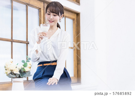 女性　腸活　乳製品　ヨーグルト 57685892