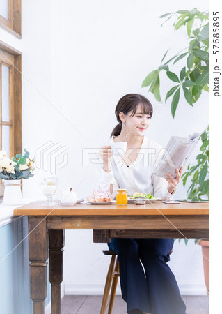 ビジネスウーマン　朝食　新聞 57685895