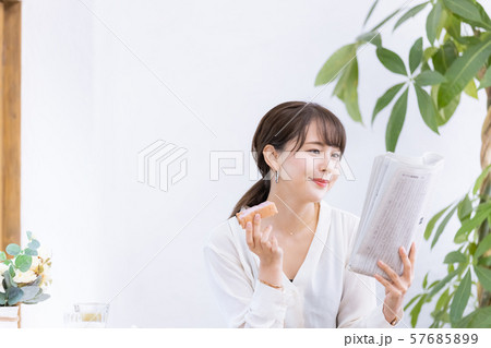 ビジネスウーマン　朝食　新聞 57685899