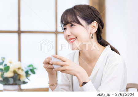 ビジネスウーマン　コーヒーカップ 57685904