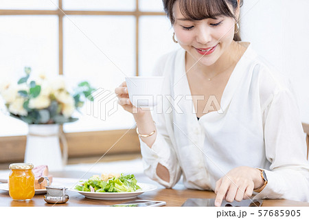 ビジネスウーマン　朝食　タブレットPC 57685905