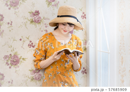 女性　ライフスタイル　読書 57685909