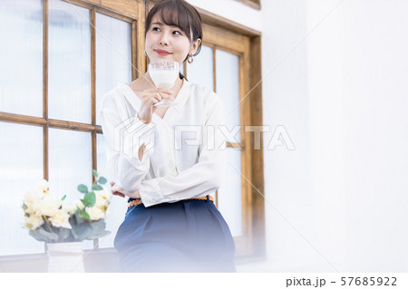 女性　腸活　乳製品　ヨーグルト 57685922