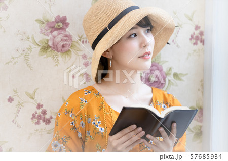 女性 ライフスタイル 読書 女性 ライフスタイル 読書 57685934