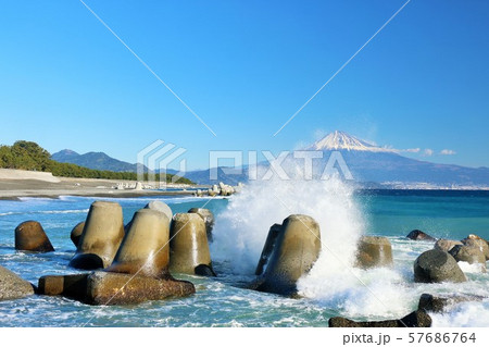 静と動 富士山と波しぶき 静と動 富士山と波しぶき 57686764