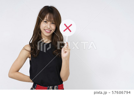 判定する女性 判定する女性 57686794