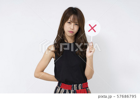 判定する女性 57686795