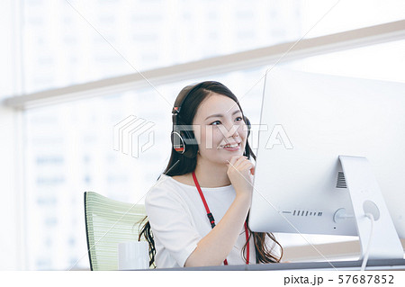 サウンドチェックをする若いクリエイター 57687852