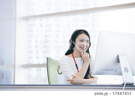 サウンドチェックをする若いクリエイター 57687855