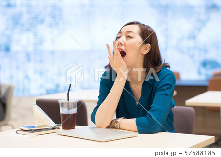 悩む　ビジネスウーマン 57688185