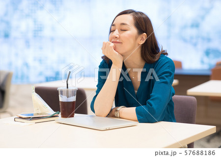 悩む ビジネスウーマン 悩む ビジネスウーマン 57688186