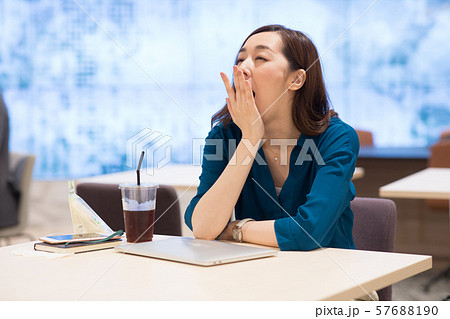 悩む　ビジネスウーマン 57688190