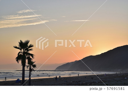 和歌山・サーフスポット磯ノ浦の夕日 57691581