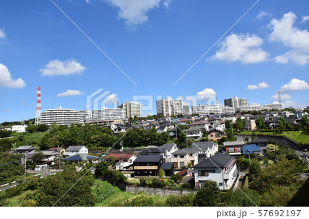 青い空と多摩市の街並み 青い空と多摩市の街並み 57692197