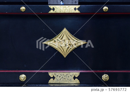 三峯神社　拝殿　神紋　菖蒲菱 57693772