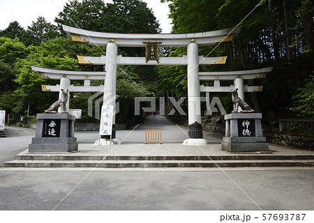 三峯神社　三ツ鳥居 57693787