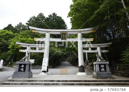 三峯神社　三ツ鳥居 57693788