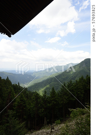 三峯神社　遥拝殿から望む秩父山系 57693825