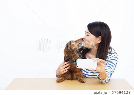 30代女性とミニチュアダックスフンド 57694128