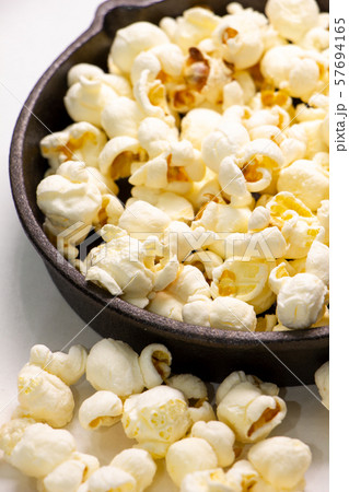 スキレットに入ったポップコーン。 57694165