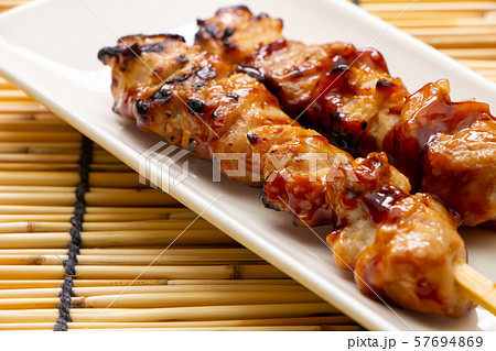 焼鳥 鶏モモ串 たれ焼き のアップ の写真素材