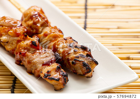 焼鳥(鶏モモ串・たれ焼き)のアップ。 57694872