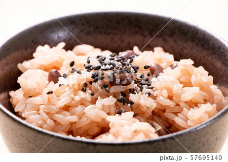 ゴマ塩がふりかけられた赤飯。 ゴマ塩がふりかけられた赤飯。 57695140