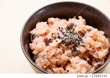 ゴマ塩がふりかけられた赤飯。 57695145