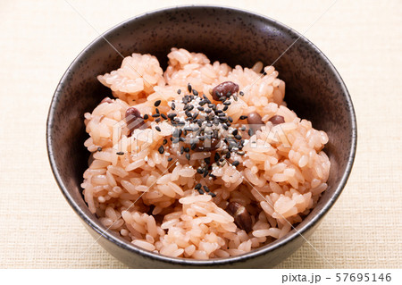 ゴマ塩がふりかけられた赤飯。 ゴマ塩がふりかけられた赤飯。 57695146