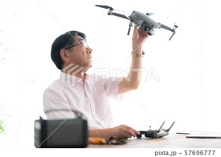 ドローン コントローラー １人 趣味 仕事 在宅 ビジネス 老人 老後 インテリア デザイン 部屋 の写真素材