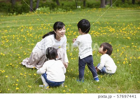 自然の中で遊ぶ子どもたち 自然の中で遊ぶ子どもたち 57697441