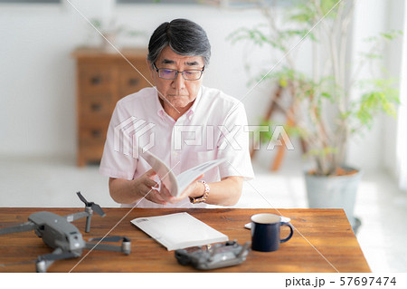 ドローン　コントローラー　１人　趣味　仕事　在宅　ビジネス　老人　老後　インテリア デザイン 部屋  57697474