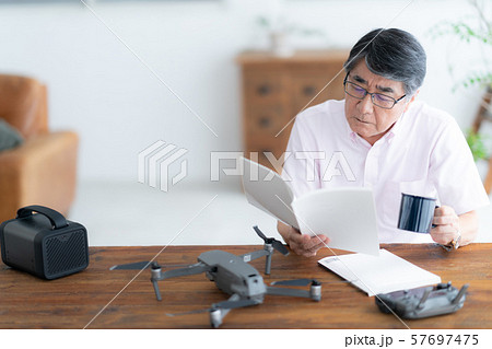 ドローン　コントローラー　１人　趣味　仕事　在宅　ビジネス　老人　老後　インテリア デザイン 部屋  57697475