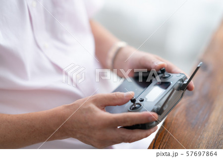 ドローン コントローラー 1人 趣味 仕事 在宅 ビジネス 老人 老後 インテリア デザイン 部屋 ドローン コントローラー 1人 趣味 仕事 在宅 ビジネス 老人 老後 インテリア デザイン 部屋 57697864