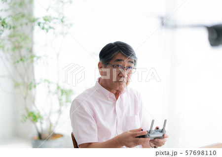 ドローン コントローラー 1人 趣味 仕事 在宅 ビジネス 老人 老後 インテリア デザイン 部屋 ドローン コントローラー 1人 趣味 仕事 在宅 ビジネス 老人 老後 インテリア デザイン 部屋 57698110